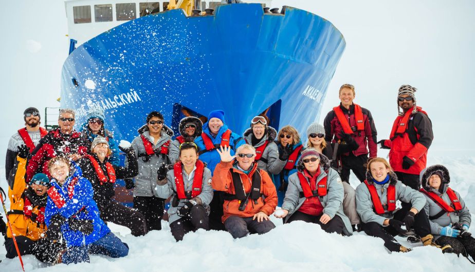 Los 74 pasajeros y tripulantes de un barco ruso atrapado desde hace ocho días en el hielo en la Antártida celebraron la llegada del Año Nuevo con una cena, bebidas y canciones. (AFP)