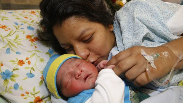 Primer bebé nacido en 2014 junto a su joven madre. (Andina)
