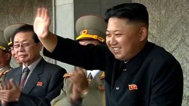 Kim Jong-un bajo la atenta mirada de su difunto tío Jang Song-thaek. (AP)