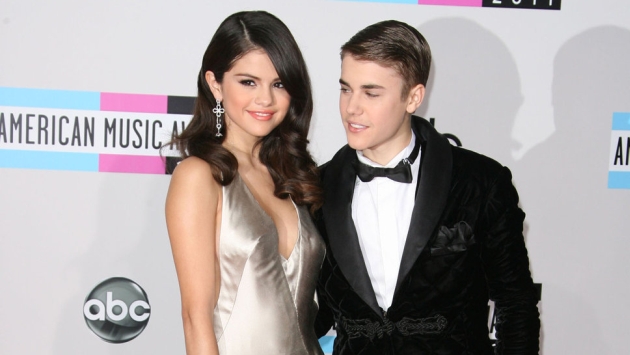 Ampayan a Justin Bieber con Selena Gómez. (www.posh24.es)