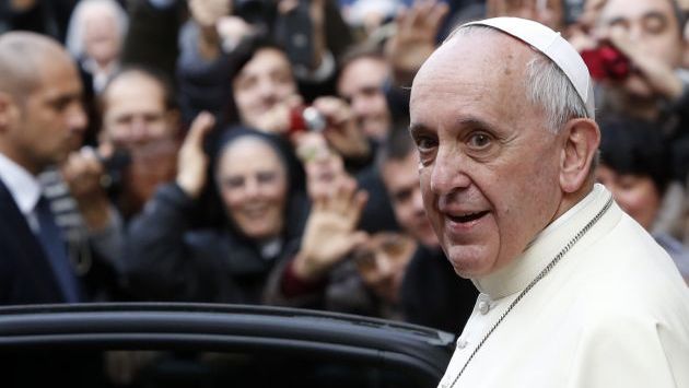 Papa Francisco dice que realidades como las parejas gays son un desafío educativo. (AP)