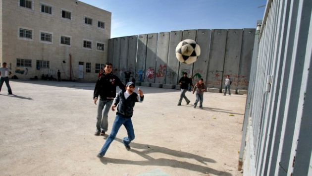 Niños palestinos piden ayuda a la ONU para recuperar un balón en Israel. (The Times of Israel)