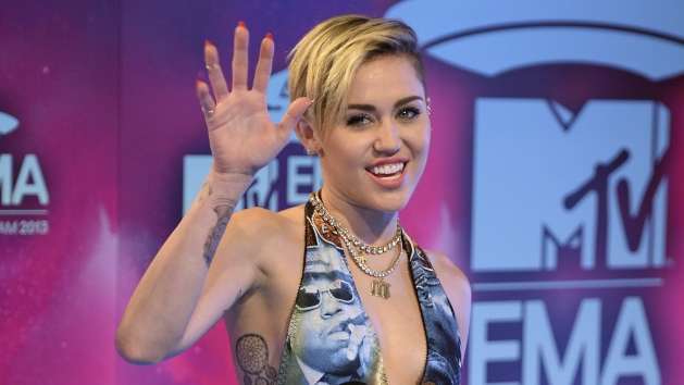 Miley Cyrus habría engañado a su expareja con una mujer. (Agencia)