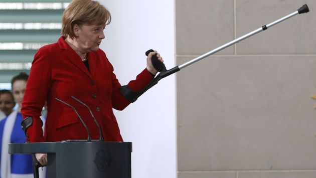 Angela Merkel asiste a eventos con muletas. (Reuters)