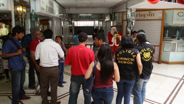 AVEZADOS. Hampones entraron a galería pese a la seguridad policial que hay cerca de Palacio. (Roberto Rojas)