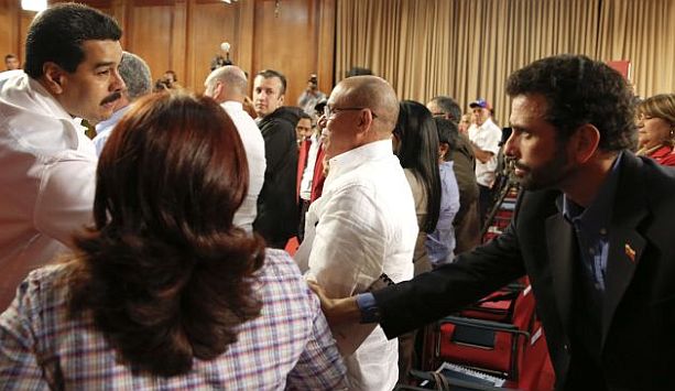Nicolás Maduro y Henrique Capriles se dan la mano en cita tras muerte de Mónica Spear. (Reuters)