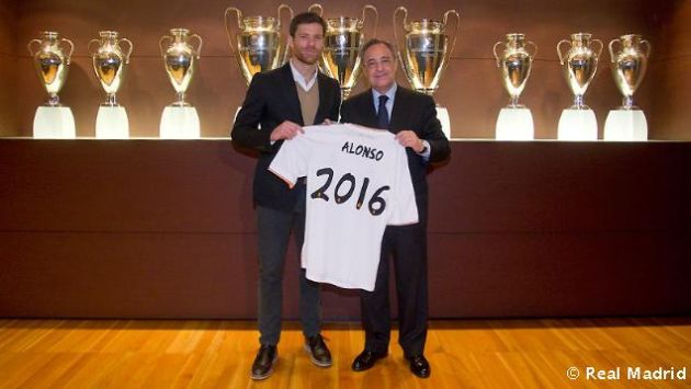 Xabi Alonso recibió una camiseta con el número 2016, año hasta el cual tiene firmado contrato. (Difusión)