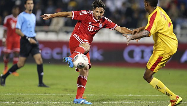 Claudio Pizarro saca el latigazo para marcar el tanto del triunfo del Bayern Munich. (Reuters)