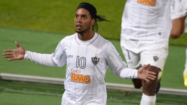 Ronaldinho renovó contrato con Atlético Mineiro. (AFP)