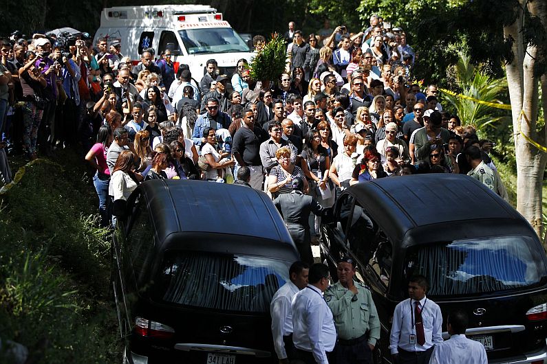 Decenas de personas acudieron al entierro de Mónica Spear y su esposo, asesinados al resistirse a un robo. (Reuters)