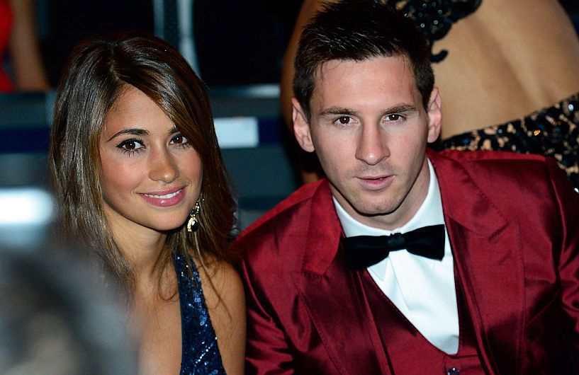 Lionel Messi asistió a la ceremonia con un extravagante terno color granate. (AFP)