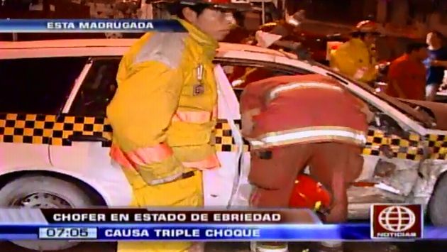 Los bomberos tuvieron que auxiliar a uno de los heridos que se quedó atrapado dentro del taxi. (América TV)