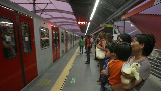 Metro de Lima transporta a miles de pasajeros al día. (Perú21)