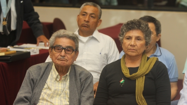 Genocidas. Abimael Guzmán y Elena Iparraguirre estuvieron tomados de la mano en la audiencia. (Poder Judicial)