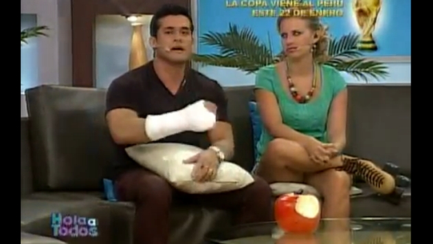 Christian Domínguez apareció en ‘Hola a todos’ con el brazo enyesado. (Captura de TV)