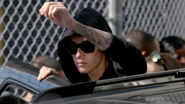 Justin Bieber a la salida de la cárcel. (AFP)
