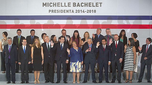 Michelle Bachelet y el equipo de ministros que la acompañará en su segundo mandato. (AFP)