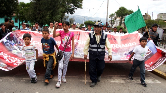 Mala práctica. Menores marchan en protesta antiminera en Cajamarca para impedir intervención de la Policía. ¿Y las autoridades? (Fabiola Valle)