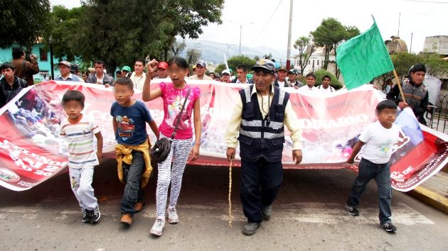 Antimineros usan a niños en protestas contra Conga. (Fabiola Valle)