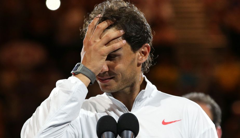 Visiblemente triste tras su derrota ante el suizo Stanislas Wawrinka en el Abierto de Australia, Rafael Nadal derramó algunas lágrimas durante la premiación y dijo que el percance físico que sufrió es una novedad en su carrera. (AP)