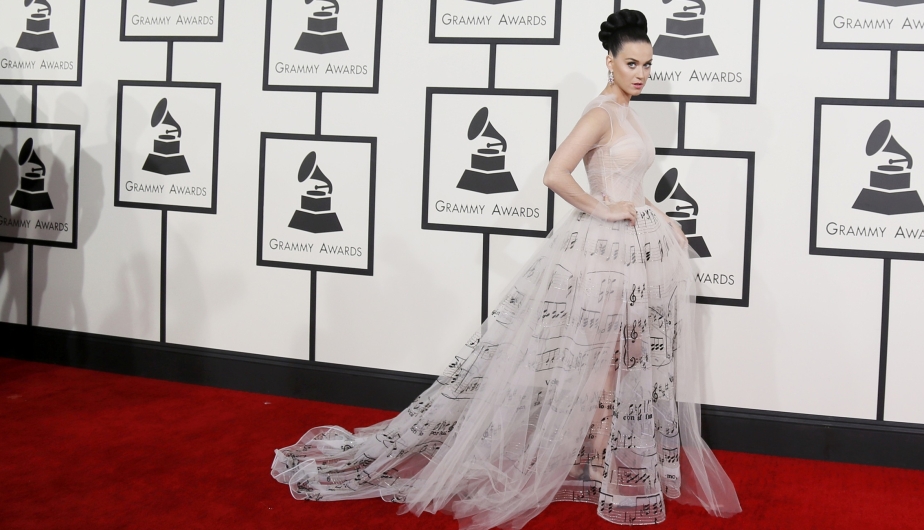 Siempre glamorosa, Katy Perry, lució un hermoso vestido con estampados de notas musicales. (Reuters)