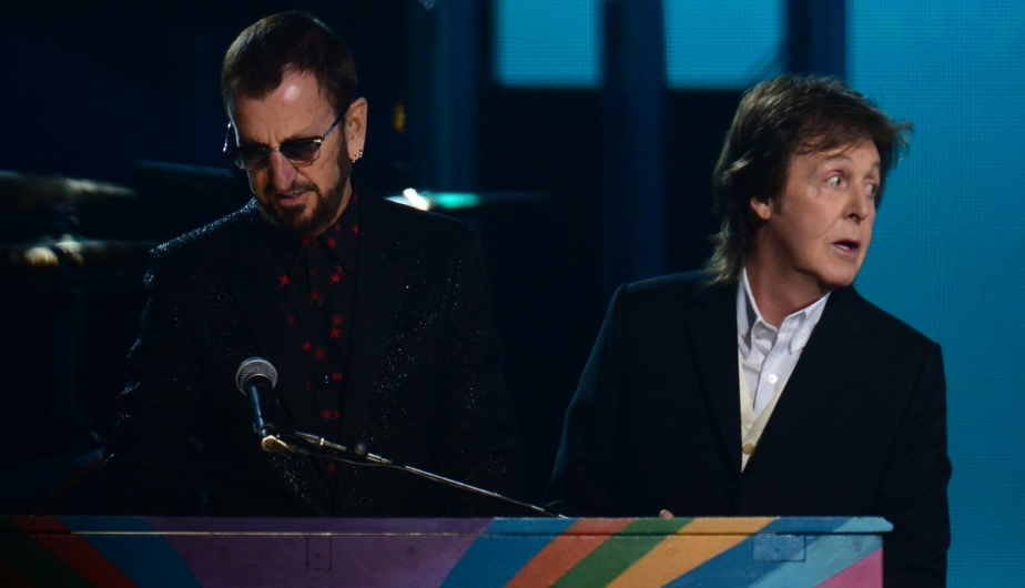 Ringo Starr y Paul McCartney juntos durante su presentación en la 56 edición de los premios Grammy 2014. (AFP)