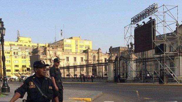 Dos pantallas gigantes se instalaron en la Plaza de Armas de Lima. (Andina)