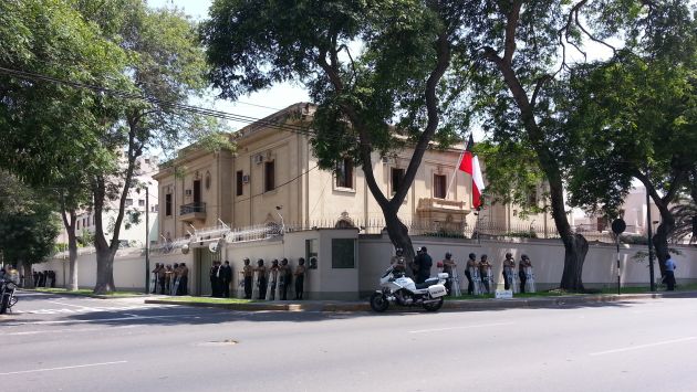 Policía custodia la Embajada de Chile. (Shirley Ávila)