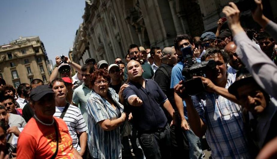 Tras el fallo de La Haya, grupo de neonazis llegó hasta la Plaza de Armas de Santiago para insultar a los peruanos. (Agencia Uno)