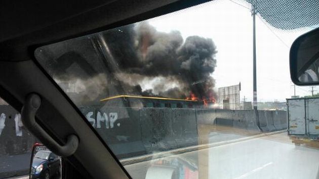 Bus alimentador del Metropolitano se incendió. (@galindoespinoza)