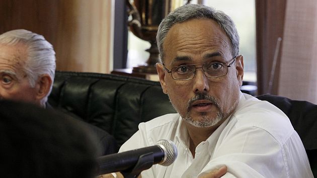 Manuel Burga niega haberle ofrecido cargo de DT a Pablo Bengoechea. (Reuters)