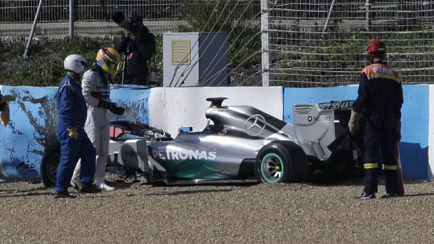 Pese al accidente, Lewis Hamilton resaltó que ha podido realizar una primera evaluación del auto. (EFE)