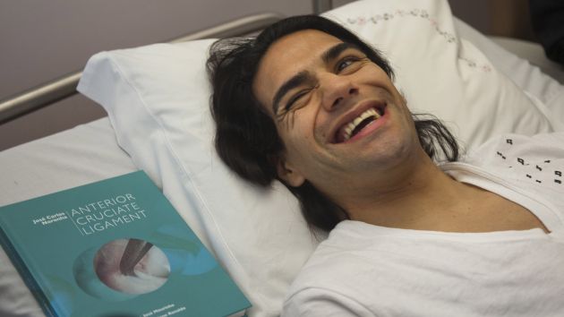 Radamel Falcao compartió en su cuenta de Instagram los minutos previos a su operación. (AP)