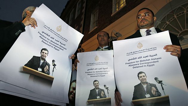 Periodistas de Al Jazeera detenidos a corte penal. (AP)