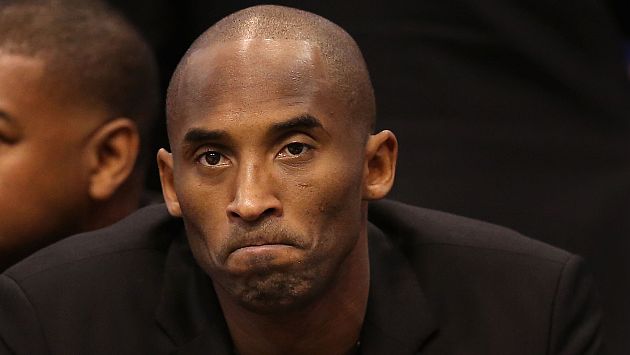 Kobe Bryant aún tiene la rodilla inflamada. (AFP)