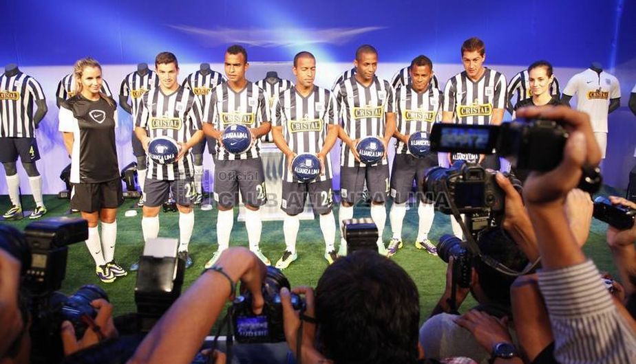 Alianza Lima presentó su nueva camiseta para la temporada 2014, con la presencia de algunos jugadores del primer equipo. (Difusión)