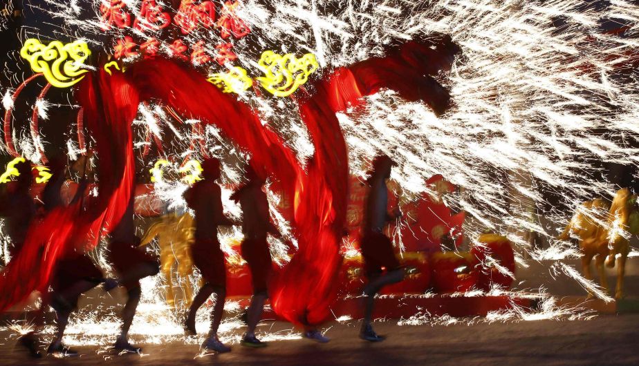 Asia celebraba hoy su entrada en el Año del Caballo con los tradicionales fuegos artificiales. (Reuters)