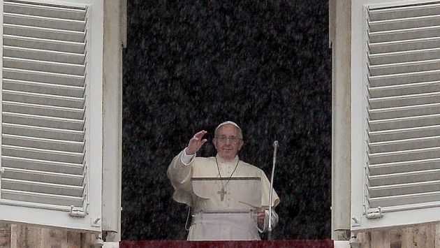 Lluvia no impidió que el papa Francisco realizara Ángelus de hoy. . (AFP)
