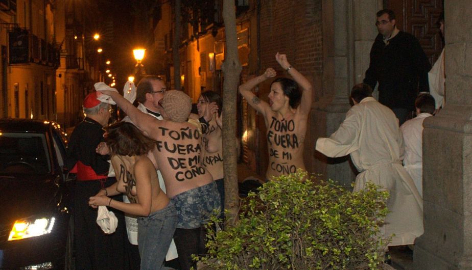 Cinco miembros del grupo Femen, con el torso desnudo, lanzaron consignas y ropa interior al cardenal Antonio María Rouco Varela, arzobispo de Madrid, cuando llegaba a una iglesia de la capital, en protesta por la nueva ley del aborto en España. (AFP)