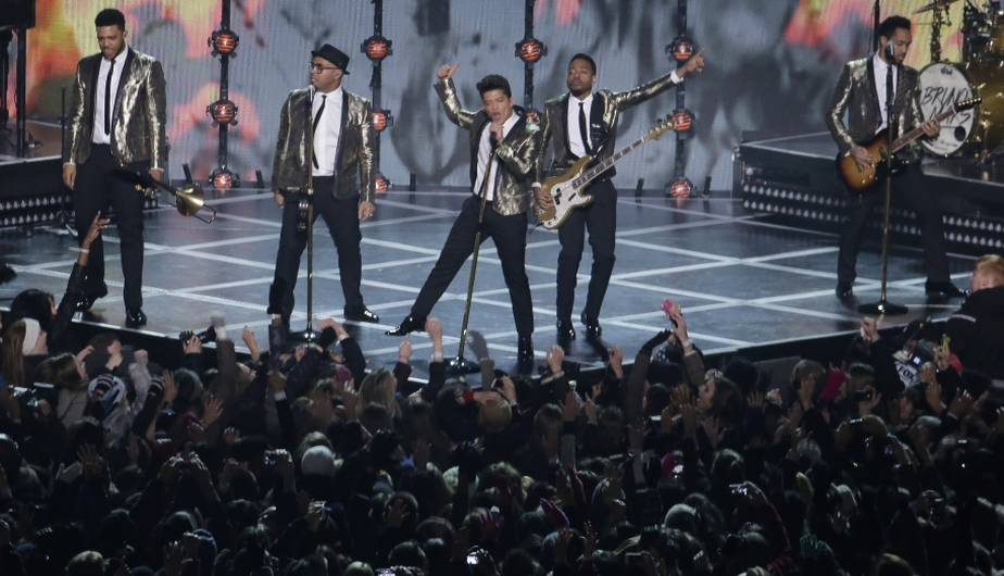 El cantante Bruno Mars fue el encargado de abrir la presentación del medio del Super Bowl. (AP)