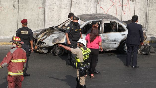 Vehículo se incendió en el Cercado de Lima. (Andina)
