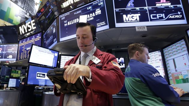 Wall Street se hunde tras datos que apuntan a menor crecimiento en EEUU. (AP)