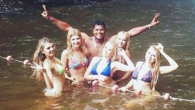 Juan Flores se divirtió con las ‘Chicas Doradas’ en Tarapoto. (Difusión)