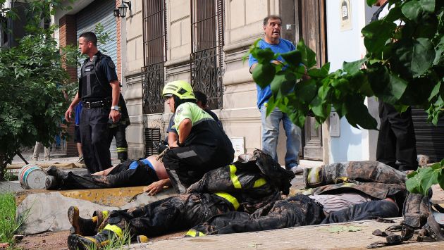 Nuevo muertos por incendio y posterior derrumbe en Barracas. (AFP)