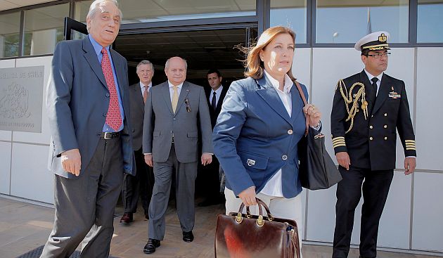 Los ministros Eda Rivas y Pedro Cateriano llegan a Santiago para reunión 2 2 tras fallo de La Haya. (Mindef)