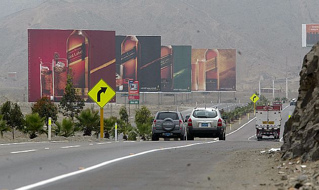 Los paneles publicitarios ‘inundan’ la Panamericana Sur en verano. (USI)