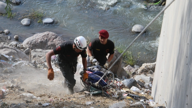 Efectivos de la Policía Nacional realizan las labores de rescate de los cuerpos. (USI/Referencial)