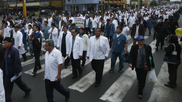 Médicos exigen la salida de la ministra de Salud, Midori de Habich. (Perú21)