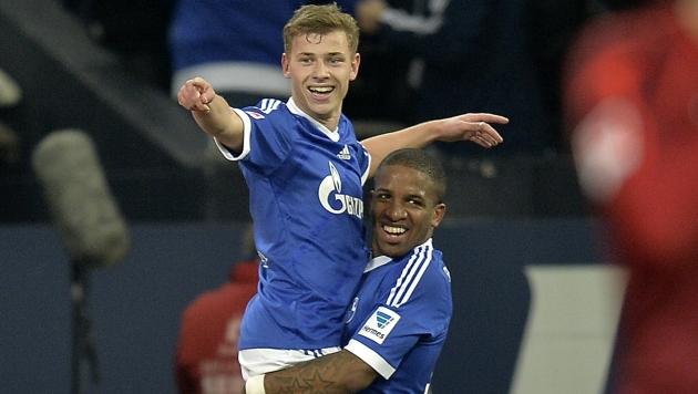 Levanta al equipo. Delantero sigue brillando en Schalke. (AP)