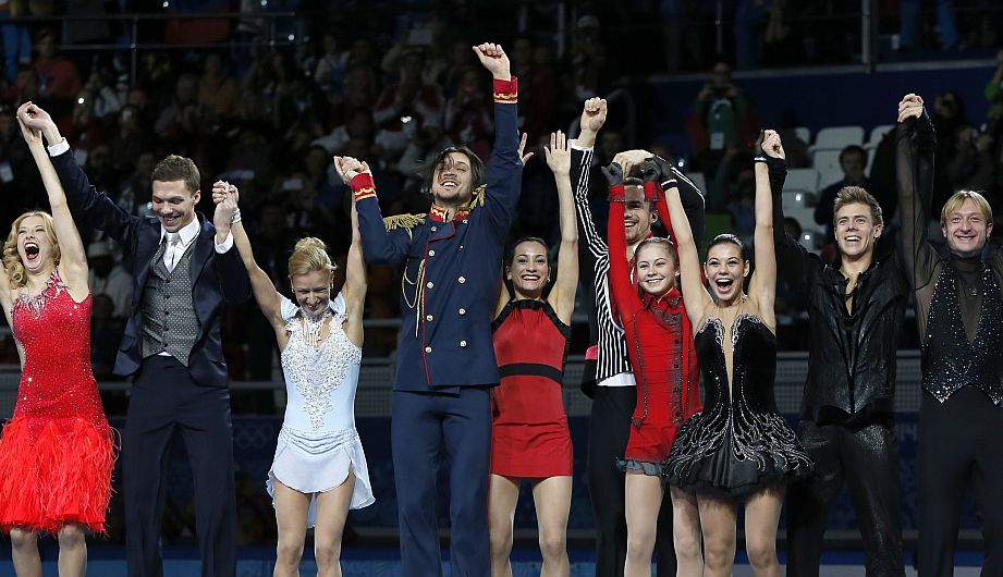 Rusia disfruta su primera medalla de oro en los Juegos Olímpicos de Invierno de Sochi tras la victoria en el patinaje artístico por equipos. (AFP)